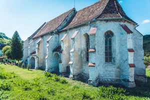  Die Azubis im Malerhandwerk arbeiteten sowohl am Pfarrhaus mit Wehrturm in Martinsdorf (Foto links) als auch an der Kirche in Mardisch 