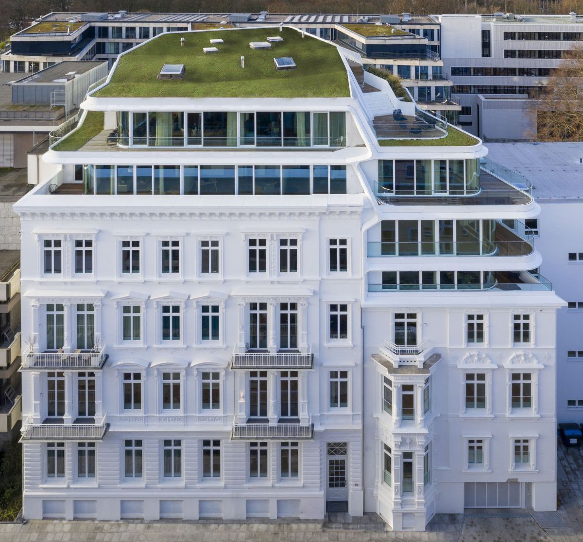 Bei diesem Hochhaus am Hamburger Alsterufer befindet sich hinter der historischen, von der JaKo Baudenkmalpflege translozierten und restaurierten Fassade ein Neubau nach Plänen des Büros BAID Architektur