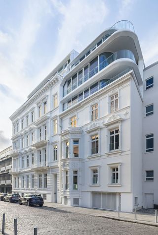 Bei diesem Hochhaus am Hamburger Alsterufer befindet sich hinter der historischen, von der JaKo Baudenkmalpflege translozierten und restaurierten Fassade ein Neubau nach Plänen des Büros BAID Architektur