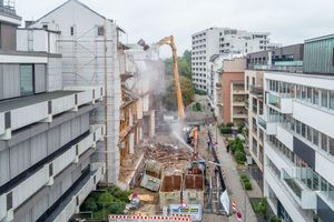  Nach Einlagerung der historischen Fassade wurde das Bestandsgebäude abgerissen 