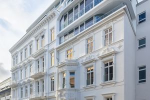  Bei diesem Hochhaus am Hamburger Alsterufer befindet sich hinter der historischen, von der JaKo Baudenkmalpflege translozierten und restaurierten Fassade ein Neubau nach Plänen des Büros BAID Architektur 