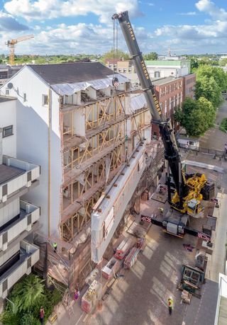 Für die aufwendige Translozierung der Bestandsfassade wurde sie etagenweise in bis zu 21 m lange und 5 m hohe Teile geschnitten