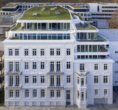 Bei diesem Hochhaus am Hamburger Alsterufer befindet sich hinter der historischen, von der JaKo Baudenkmalpflege translozierten und restaurierten Fassade ein Neubau nach Pl?nen des B?ros BAID Architektur