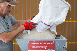  Einfüllen des in Säcken gelieferten Tonputzes in den Durchlaufmischer 