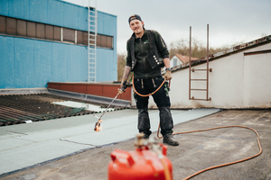  Dachdecker_frontal_verschweisst_Bitumenbahnen_Foto_Carsten_Stork.jpg 