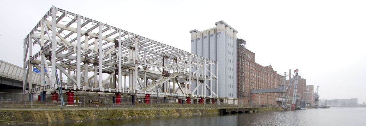 Neben dem Industriekomplex der Küppersmühle wartet die Stahlrahmenkonstruktion vergebens darauf, auf die mit Beton ertüchtigten Stahlsilos gehoben zu werden