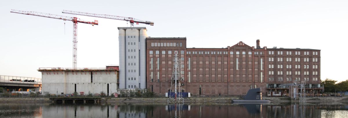 Für den Erweiterungsbau errichteten die Handwerker neben den Silos einen Stahlbetonrohbau, der später eine Ziegelfassade erhielt