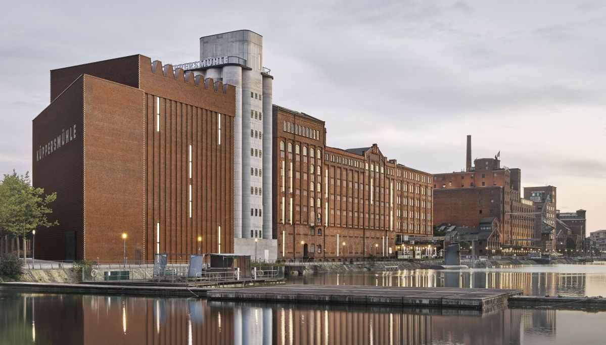 Zwischen den Silos verbinden Stahlbrücken im MKM Museum Küppersmühle in Duisburg die Ausstellungsräume in der Industriemühle mit denen im Erweiterungsbau