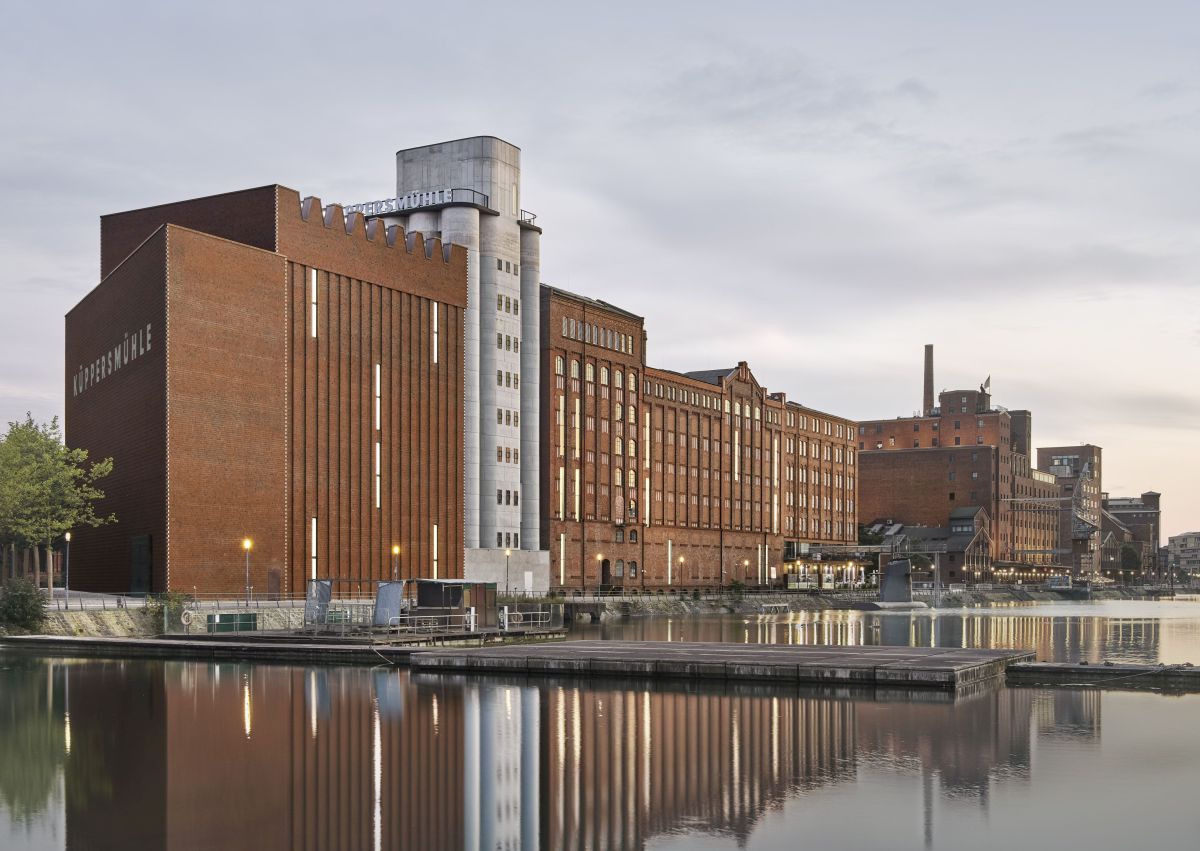 Herzog & de Meuron erweiterten die Küppersmühle im Duisburger Binnenhafen (links neben den grauen Stahlsilos) um einen markten Ziegelbau