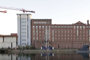  Für den Erweiterungsbau errichteten die Handwerker neben den Silos einen Stahlbetonrohbau, der später eine Ziegelfassade erhielt 