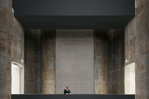  Zwischen den Silos verbinden Stahlbrücken im MKM Museum Küppersmühle in Duisburg die Ausstellungsräume in der Industriemühle mit denen im Erweiterungsbau 