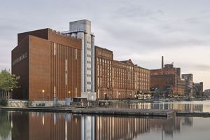  Herzog & de Meuron erweiterten die Küppersmühle im Duisburger Binnenhafen (links neben den grauen Stahlsilos) um einen markten Ziegelbau 