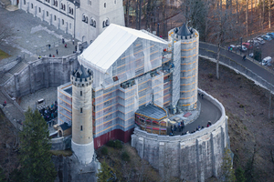  Für die Sanierungsarbeiten am Schloss Neuschwanstein im Allgäu wurde der Torbau mit einem „LGS 150”-Wetterschutzdach komplett eingerüstet 
