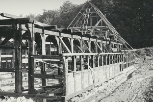  Früher wurden die Fachwerkhäuser in ihre Einzelteile zerlegt und Balken für Balken im Museum wieder aufgebaut – so wie das Haupthaus des Osnabrücker Hofes 1966 