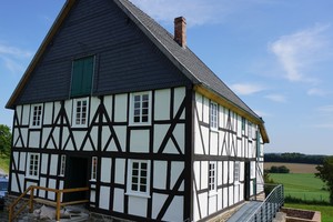  Das ursprünglich aus dem Jahr 1797 stammende „Haus Stöcker“ aus Burgholdinghausen (Kreis Siegen) wurde im Bereich des Siegerländer Weilers wieder aufgebaut 