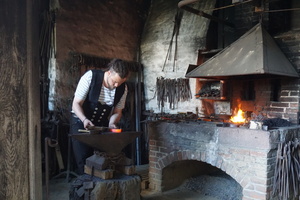  In der Schmiede - hier zu sehen Alexander Polonis - werden Werkzeuge und auch Nägel hergestellt, die die Restauratoren für den Wiederaufbau der historischen Häuser benötigen  