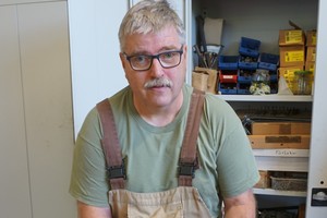  Restaurator Bernd Brückmann appelliert an alle, alte Nägel und Schrauben nicht wegzuwerfen, sondern zum Freilichtmuseum zu bringen 