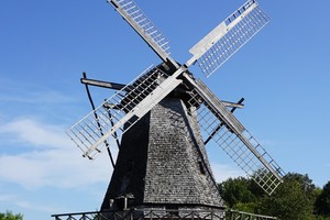  Die Kappenwindmühle aus dem Jahr 1789, auch „Holländermühle“ genannt, ist voll funktionsfähig. Hier wird regelmäßig Korn zu Mehl gemahlen  