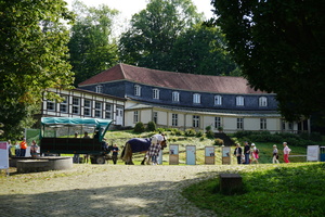  Das „Krumme Haus“ empfängt die Besucher des Freilichtmuseums am Eingang. Es ist ein geschwungener, eingeschossiger Bau mit Mansardwalmdach aus dem 17. Jahrhundert  