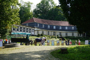  Das „Krumme Haus“ empfängt die Besucher des Freilichtmuseums am Eingang. Es ist ein geschwungener, eingeschossiger Bau mit Mansardwalmdach aus dem 17. Jahrhundert  