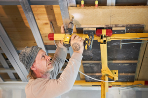  Die Platten werden mit Schrauben befestigt. Bei der Deckenmontage wird das Klimaelement, das auch als Wandheizung eingesetzt werden kann, mit zusätzlichen Befestigungspunkten gesichert 