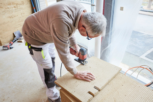  Für die Rohrverbindungen werden mit einer Stichsäge aus den Lehmplatten kleine Ausschnitte erstellt 