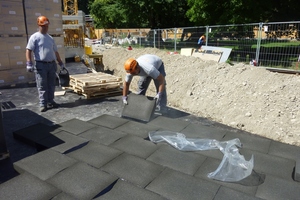  Die Handwerker verlegten die 45 cm x 60 cm großen Schaumglasplatten vollflächig mit versetzten Fugen im Gießverfahren mit Heißbitumen 