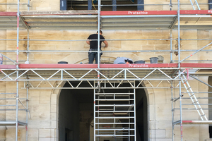  Ein Großteil der Fassade konnte durch Niederdruckstrahlen gereinigt werden. Zum Teil mussten die Handwerker den Sandstein aber auch Stück für Stück mit dem Hammer vorsichtig vom Zement befreien 