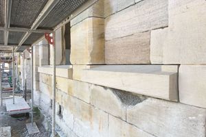  Zum Teil fügten die Steinmetze neue Sandsteinfensterbänke ein und mauerten auch Fenster mit Sandstein zu 