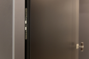  Die besondere Falzgeometrie der in- oder revers öffnenden Tür von Bod’or KTM erfordert ein schmales verdeckt liegendes Band mit entsprechender Tragfähigkeit  