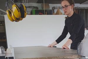  Katja Rasuka gehört zum Tischler-Team Bradt in Detmold und schneidet mit der Altendorf- Formatkreissäge eine Holzplatte zu  