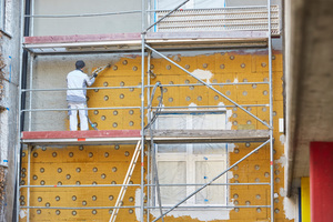  Direkt auf die Dämmplatte brachten die Mitarbeiter der Firma Kückelheim Stuck und Putz den massiven Grundputz in einer Schichtdicke von 8 bis 12 mm auf 