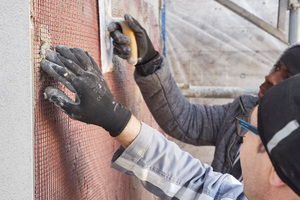  Anschließend legten die Handwerker das Separationsgewebe ein. Es befindet sich nah am Dämmstoff und sorgt so beim Rückbau für eine saubere Trennung  