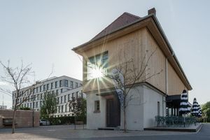  Das 1914 erbaute Stellwerk 08 ist eines von drei erhaltenen Stellwerken des ehemaligen Güterbahnhofs von Heidelberg. Es wurde zum Bistro umgebaut  