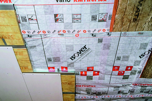  Herkömmliche Luftdichtheitsfolien und Klimamembranen sind in der Regel normal entflammbar (Euroklasse E). Mit dem neuen VarioR Fire-System hat ISOVER das erste schwerentflammbare Luftdichtheits- und Feuchteschutzsystem nach DIN EN 13501-1 entwickelt.   