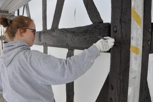  Das Fachwerk wurde zweimal mit einer Leinölfarbe gestrichen. Hierfür wurde zuerst das Fachwerk gereinigt, dann folgte ein Voranstrich mit einer Holzlasur auf Leinölbasis. Als Deckanstrich wurde eine tief dunkelbraune Leinölfarbe verwendet 