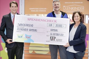  20 000 Euro für  die Versorgungseinrichtung „Ülenkinder“ in Hamburg (v. l.): Albert Achammer, Geschäftsführer von ATP Hamburg, mit Thomas Schnahs und Kirsten Mainzer, Geschäftsführung/Einrichtungsleitung der „Ülenkinder“, bei der Scheckübergabe. 