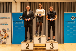  Mit Anne-Kathrin Heidrich aus Rüthnick (Brandenburg) gewinnt zum ersten Mal eine Frau den Bundesleistungswettbewerb der „Fliesen-, Platten- und Mosaikleger“ in Erfurt. Auf den zweiten und dritten Platz kamen Marcus Schubert (Sachsen-Anhalt) und Malte Laurich aus NRW.    