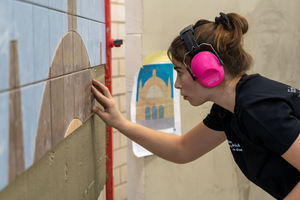  Fliesenlegerin Anne-Kathrin Heidrich bei der Arbeit. Es galt, eine 170 x 150 Zentimeter große Fläche mit einem Motiv aus Erfurter Hauptbahnhof und Stadtwappen an zwei Tagen mit je acht Stunden Zeitrahmen zu gestalten.  