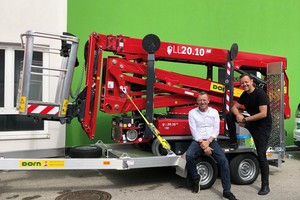  Die Geschäftsführer der Algenmax GmbH, Alfred und Mario Kantor, freuen sich über die zehnte Raupenarbeitsbühne „Lightlift 20.10 Performance IIIS“, die seit Sommer 2021 zum Fuhrpark gehört 