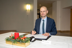  Bauindustrie-Hauptgeschäftsführer Tim-Oliver Müller unterschreibt den Kooperations-Vertrag. 