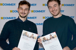  Die Auszubildenden Kevin Bissinger (l.) und Lucas Kaufmann der Dommer Stuttgarter Fahnenfabrik GmbH digitalisierten im Rahmen des Digiscouts-Projekt das Verkaufsmusterlager. 