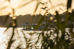  Das schwimmende, vollverglaste Loft bietet eine 360 Grad Aussicht und ist dank eigener Solar- und Wasseraufbereitungsanlage autark unterwegs 