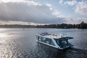  Mit großer Sonnenterrasse lädt das Eventboot „Herz Ahoi“ zu privaten Feiern und Events auf dem Wannsee ein<br /> 