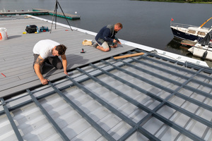  Eine Unterkonstruktion aus Aluminiumprofilen für die Terrassendielen stellt den Hinterlüftungsabstand von mindestens 40 mm her. Die Unterkonstruktion wird in Achsabständen von maximal 315 mm verlegt. Die Befestigung erfolgt nicht sichtbar mit „Cedral“ Montageklammern und Schrauben 