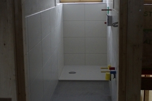  Die Abdichtung des Duschbereichs erfolgte mit der „AE Abdichtungs- und Entkopplungsbahn“ von Botament 