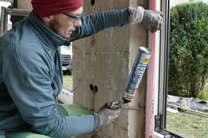  Der PU-Schaum „Flexifoam“ gleicht Unebenheiten und Lücken im Bereich des Fensteranschlusses aus. Er lässt sich exakt und sparsam dosieren 