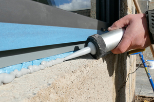  Mit der spritz- und streichbaren Hybridpolymerpaste „Soudatight Hybrid“ lassen sich Fensteranschlüsse außen zuverlässig abdichten 