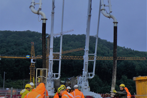  Der selbstverdichtende Beton wurde bis auf eine Höhe von 85 Metern gepumpt. Das Fließmittel Sika „ViscoCrete-3137“ garantiert die gewünschten Verarbeitungseigenschaften des SVB. 