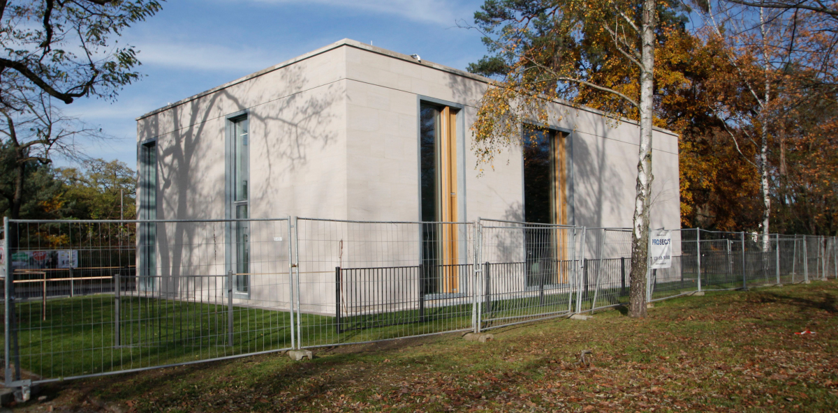 Die Mitte November vergangenen Jahres in Berlin-Dahlem eröffnete Galerie Bastian nach Plänen des Architekten John Pawson besticht durch ihre Einfachheit: Ein schlichter, 12,5 m x 20 m kleiner Pavillon mit einer Natursteinfassade, in die 5,60 m hohe Fenste